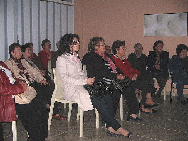 El ayuntamiento y la obra social de la CAM organizan la conferencia ‘Cómo comer bien’ en el Hogar del Pensionista de La Estación-El Esparragal - 1, Foto 1