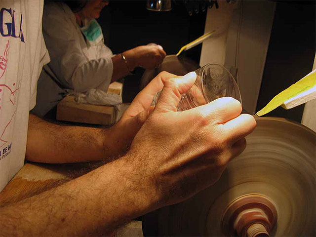 Quince alumnos aprenden a tallar el vidrio en el Centro de Artesanía de Murcia - 1, Foto 1