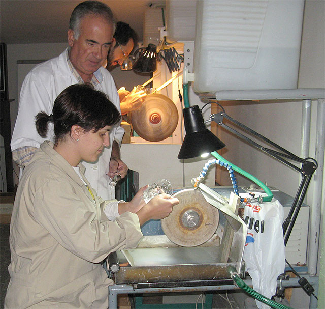 Quince alumnos aprenden a tallar el vidrio en el Centro de Artesanía de Murcia - 2, Foto 2