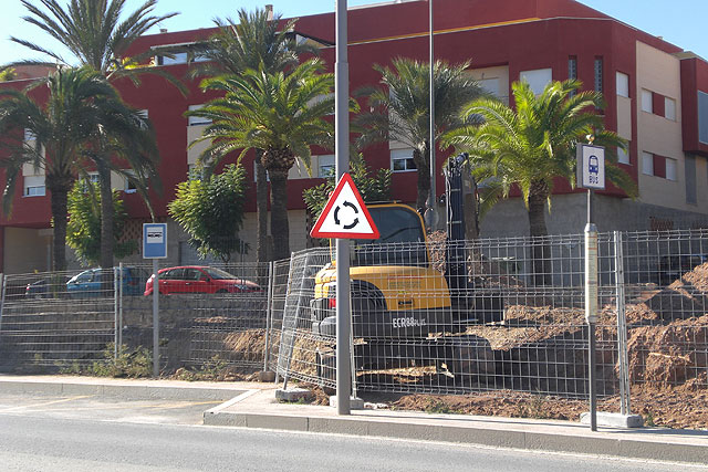 Comienzan las obras para proceder a la reforma del actual jardín de la Cruz Roja de Totana, Foto 2