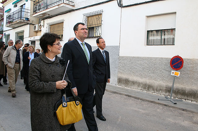 El consejero de Obras Públicas y el alcalde de Murcia firman el convenio para la rehabilitación del barrio de Los Almendros de La Alberca - 2, Foto 2