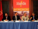 El Alcalde presenta una gua con ms de 100 itinerarios para realizar excursiones tursticas, senderistas y deportivas por el Municipio