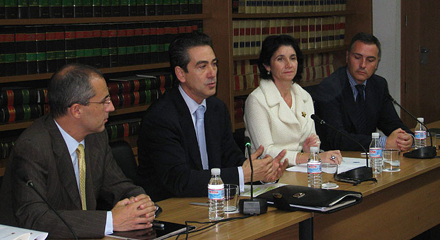 Economía firma un convenio con ‘La Caixa’ para la realización de acciones sociales en la Región - 1, Foto 1