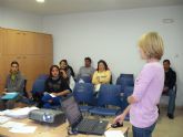 La charla informativa sobre la Ley de Extranjera, organizada por el Servicio Municipal de Inmigracin, cont con la asistencia de una treintena de personas
