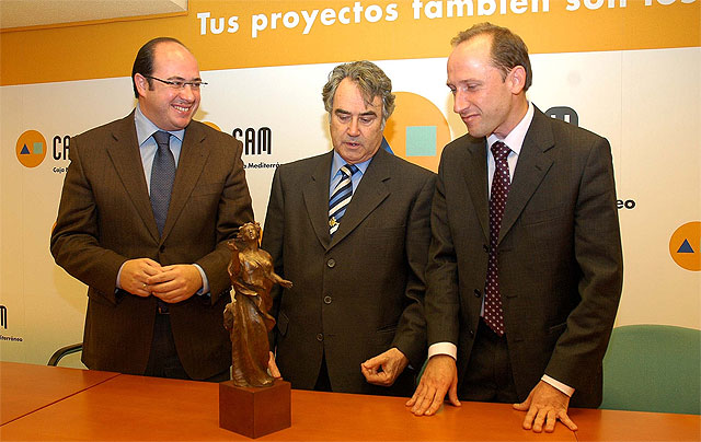 Se presenta el boceto en bronce de la escultura “Homenaje a la independencia” realizada por el escultor Juan José Quirós - 1, Foto 1