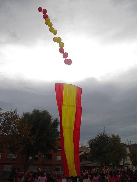 Los alumnos del colegio “Joaquín Carrión” lanzan al cielo una enorme bandera de España para celebrar el aniversario de la Constitución - 2, Foto 2