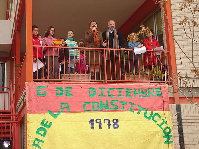 Los alumnos del colegio “Joaquín Carrión” lanzan al cielo una enorme bandera de España para celebrar el aniversario de la Constitución - 3, Foto 3