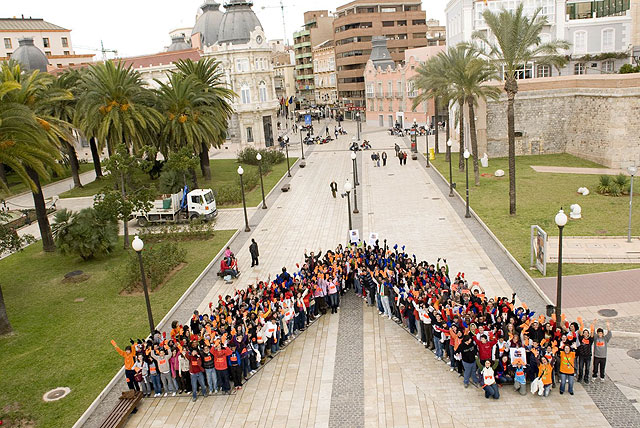 Regalan abrazos para celebrar el Día Internacional del Voluntariado. - 1, Foto 1