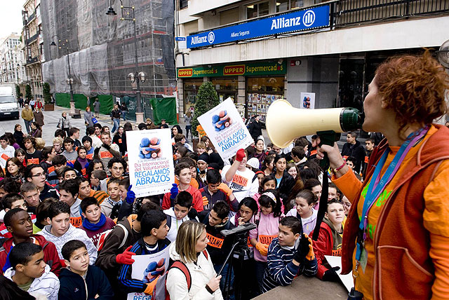 Regalan abrazos para celebrar el Día Internacional del Voluntariado. - 2, Foto 2