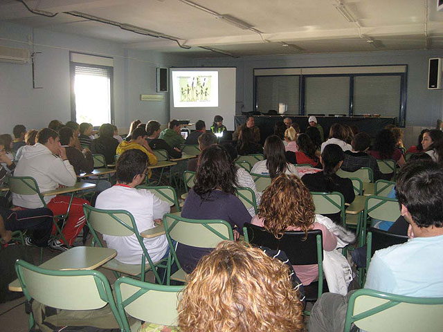 FAMDIF prosigue con su Campaña de Mentalización en los institutos murcianos - 2, Foto 2