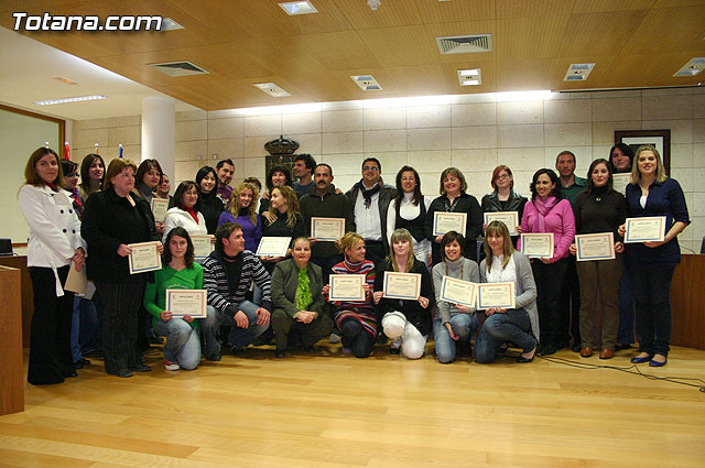 El “Taller de lengua de signos”  se clausura con la entrega de diplomas a más de treinta participantes, Foto 1