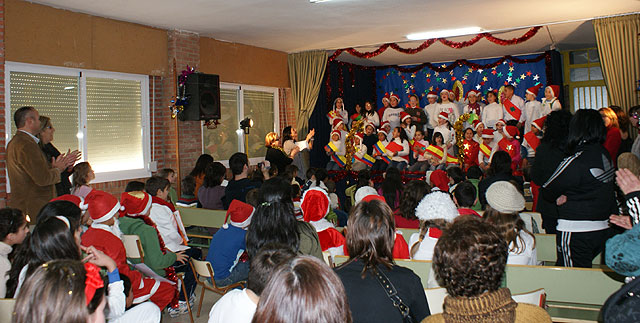 Padres y alumnos de los colegios de Puerto Lumbreras despiden el primer trimestre con una fiesta navideña - 1, Foto 1