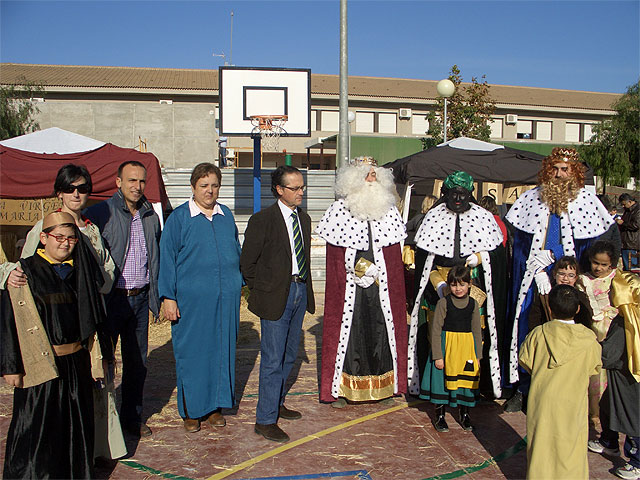 Un total de 700 figurantes entre escolares de educación infantil, primaria, padres y profesores del Colegio Público Ramón Gaya participan en la tercera edición del ‘Belén Viviente’ - 1, Foto 1