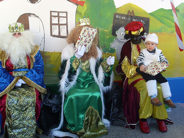 Los niños de la Escuela Infantil de Lorquí disfrutaron con los Reyes Magos - 1, Foto 1