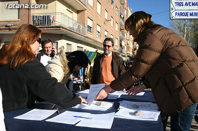 El alcalde y autoridades municipales acuden al punto de firmas instalado en el mercadillo por la plataforma en contra del trazado del AVE a su paso por Totana - 9