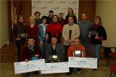 La entrega de premios del ‘Concurso de Escaparatismo’ convocado por la Asociación de Empresarios de Santomera pone punto final a la campaña de concursos y sorteos navideños de la AES