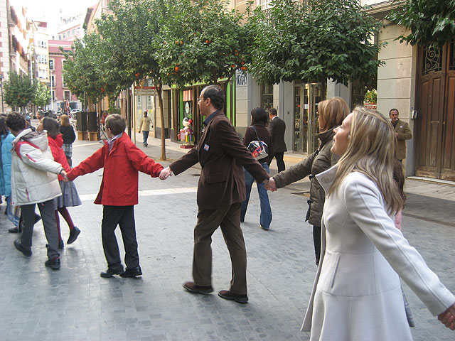 Cámara participa en el “abrazo solidario” a la Catedral junto a cientos de escolares murcianos - 1, Foto 1