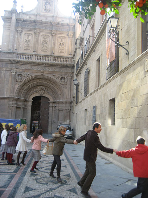 Cámara participa en el “abrazo solidario” a la Catedral junto a cientos de escolares murcianos - 2, Foto 2