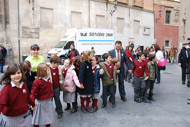 Bascuñana participa en una cadena humana contra la pobreza infantil - 2, Foto 2