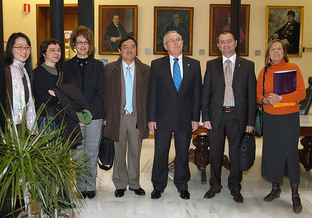 Un profesor chino estudia con el rector Cobacho la posibilidad de que la Universidad de Murcia reciba estudiantes de ese país - 3, Foto 3