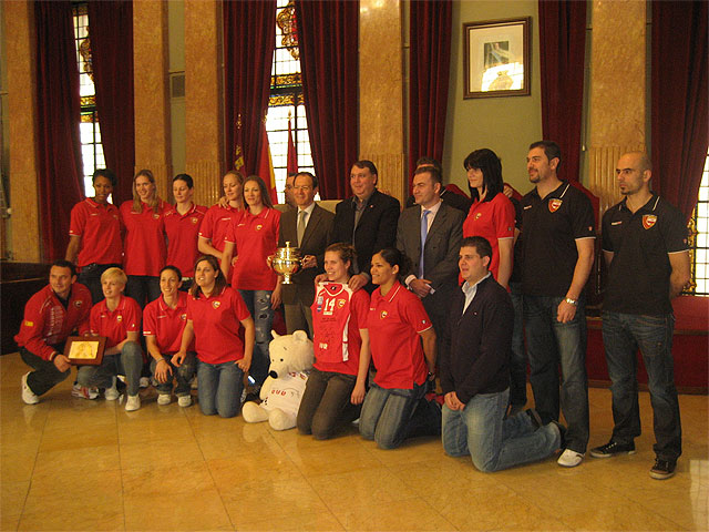 El Alcalde felicita al Club Atlético Voleibol Murcia 2005 por su tercer título en la Copa de la Reina - 2, Foto 2