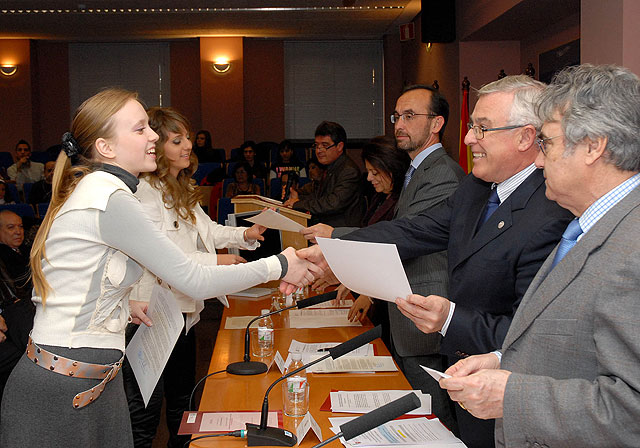 La Universidad de Murcia entregó las ayudas a los alumnos de excelencia de nuevo ingreso - 1, Foto 1