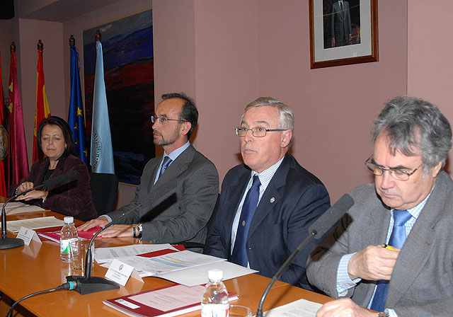 La Universidad de Murcia entregó las ayudas a los alumnos de excelencia de nuevo ingreso - 2, Foto 2