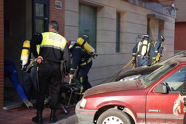 Bomberos del Consorcio Regional extinguen el incendio de una vivienda en Santomera - 1, Foto 1