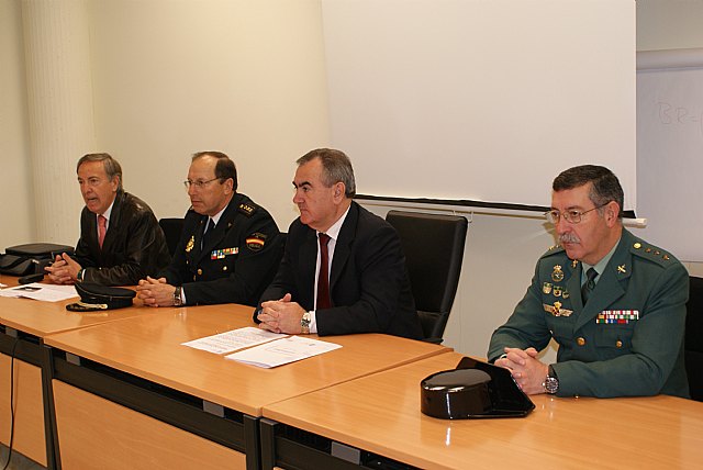 González Tovar inaugura el curso sobre la intervención ante accidentes en el transporte de mercancías peligrosas en la Región de Murcia - 1, Foto 1