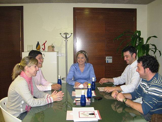 Verónica López recibe a la junta gestora del Consejo Regional de la Juventud para tratar sobre los proyectos de 2009 - 1, Foto 1