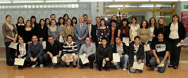 La Universidad de Murcia entregó las becas y contratos para la formación de personal investigador - 1, Foto 1