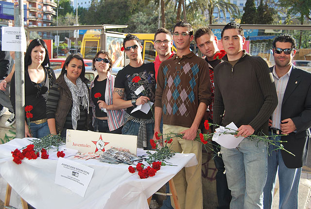 Juventudes Socialistas de Murcia-Centro reparte “claveles reivindicativos” para celebrar el Día del Bando pidiendo respeto a nuestra huerta - 1, Foto 1