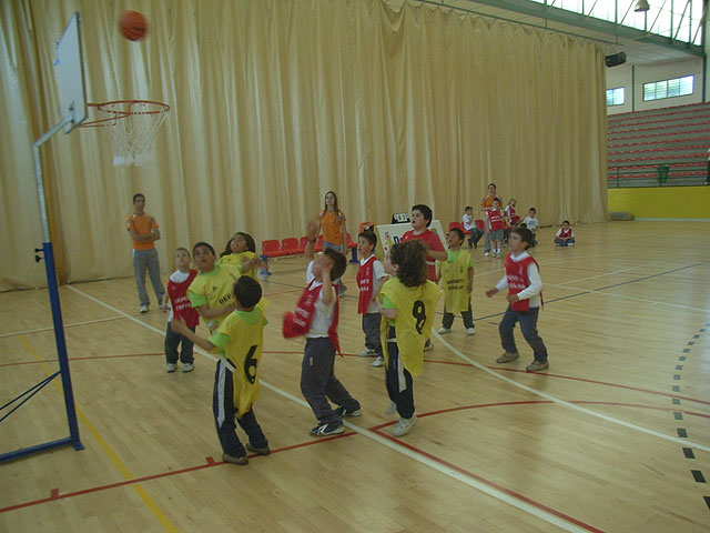 La Concejalía de Deportes organizó una jornada de minibasket prebenjamín en el Pabellón Municipal de Deportes “Manolo Ibáñez” y en la Sala Escolar, Foto 2