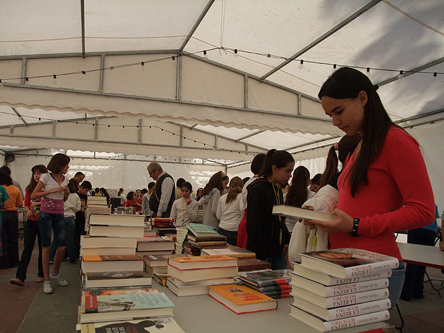 La Feria del Libro de Santomera prolongará su estancia en la Plaza del Ayuntamiento debido a la buena afluencia de público - 1, Foto 1