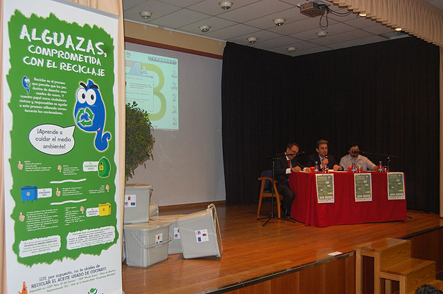 El alcalde de Alguazas, José Antonio Fernández Lladó, y el director general de Planificación y Control Ambiental, Francisco Espejo, enseñan a reciclar a los estudiantes - 3, Foto 3