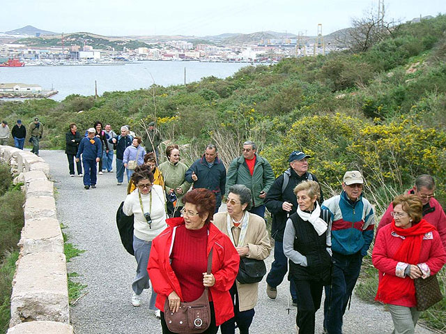 Los mayores se van de senderismo al Castillo de la Atalaya - 1, Foto 1