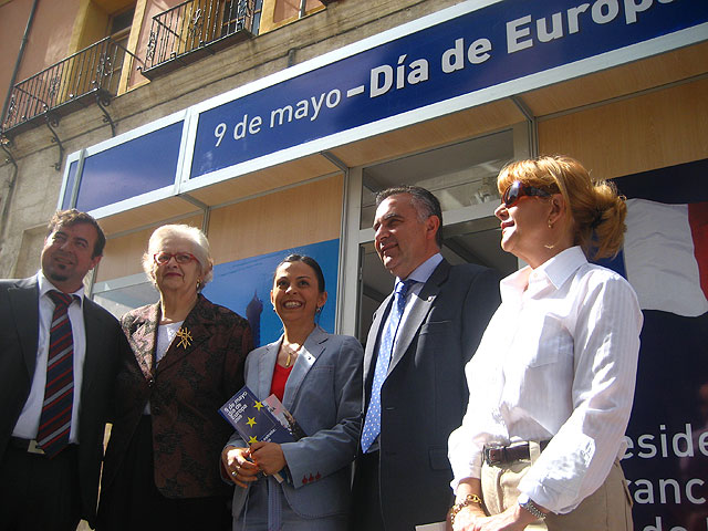 Los murcianos se acercan hasta la caseta instalada en la calle Apóstoles para conocer la Unión Europea - 1, Foto 1