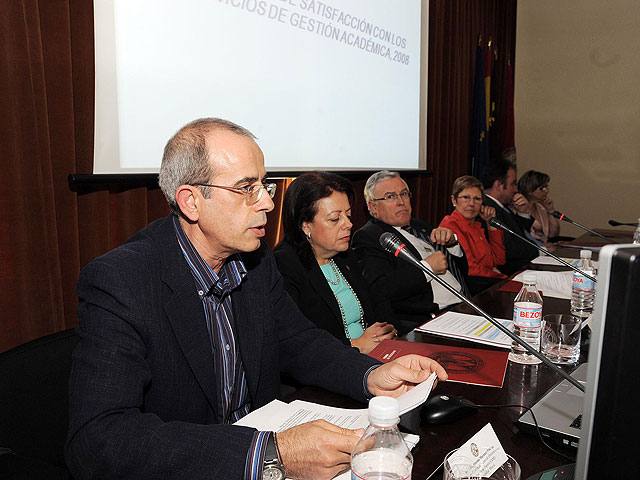 Los titulados de la Universidad de Murcia se declaran satisfechos con el servicio que les ofrecen las secretarías de los centros - 2, Foto 2