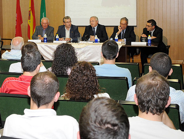 Alumnos de la Facultad de Veterinaria de la Universidad de Murcia crean una asociación para el estudio del toro bravo - 1, Foto 1