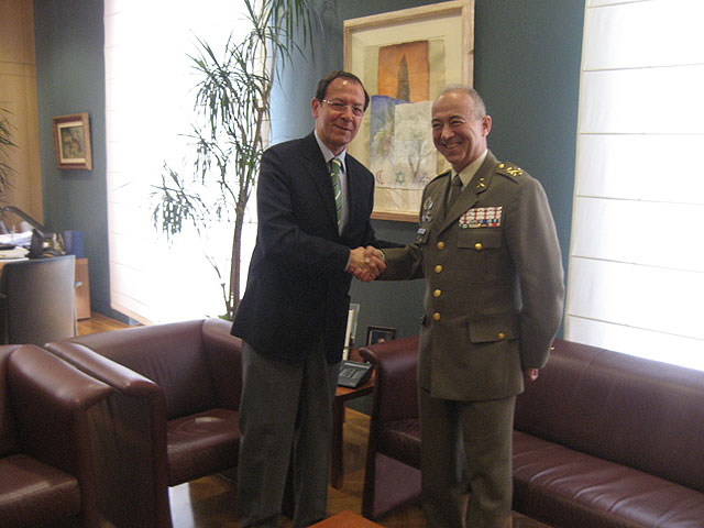 El Alcalde se entrevista en su despacho con el General Jefe del Cuartel General Terrestre de Alta Disponibilidad - 1, Foto 1