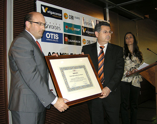 La Federación Regional de Empresarios de la Construcción de Murcia, premia a la UCAM - 1, Foto 1