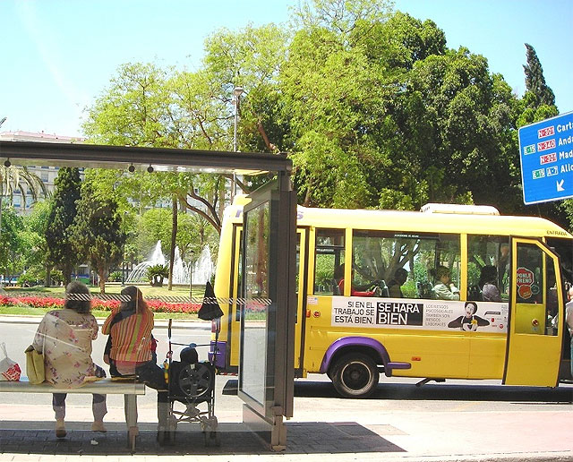 Los usuarios que viajen con niños menores de tres años en el servicio de transporte público podrán hacerlo con el carrito desplegado - 1, Foto 1