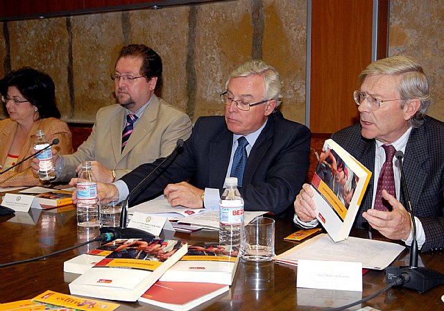 La Universidad de Murcia presenta un libro que aborda la situación de Ecuador - 1, Foto 1