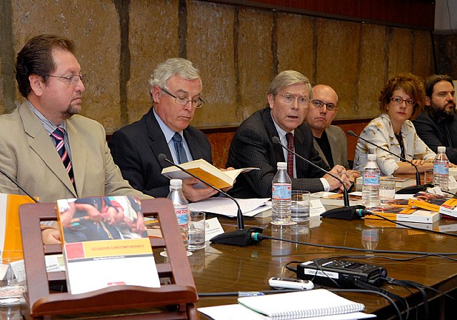 La Universidad de Murcia presenta un libro que aborda la situación de Ecuador - 2, Foto 2