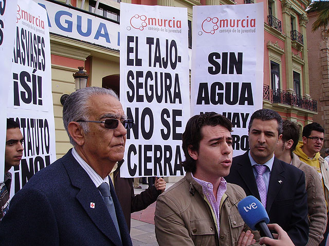 El Consejo Local de la Juventud distingue a Francisco del Amor con la “Llama de Oro de la Juventud Murciana” por su labor en defensa del futuro de la región - 1, Foto 1