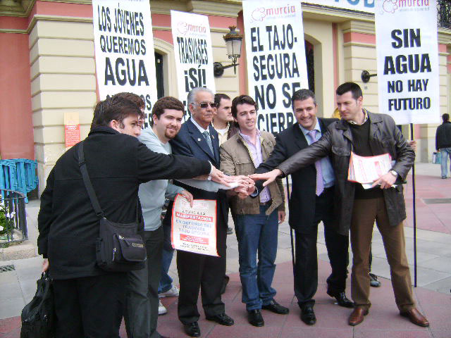 El Consejo Local de la Juventud distingue a Francisco del Amor con la “Llama de Oro de la Juventud Murciana” por su labor en defensa del futuro de la región - 2, Foto 2