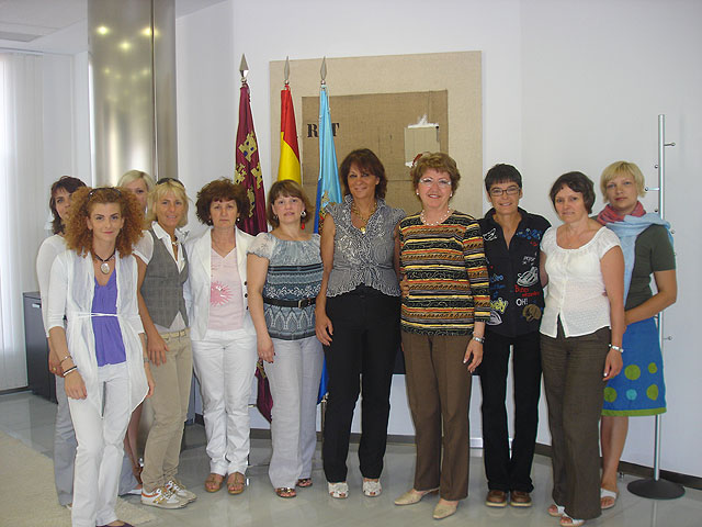 La alcaldesa recibe en el Ayuntamiento al grupo de docentes de Polonia e Italia, participantes junto al colegio “Severo Ochoa” en un programa Comenius sobre integración - 1, Foto 1