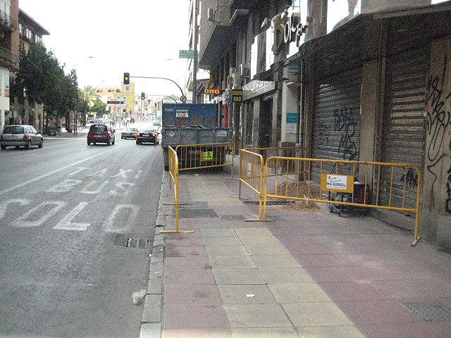 Comienzan a verse los primeros trabajos de renovación de las aceras en Gran Vía - 1, Foto 1