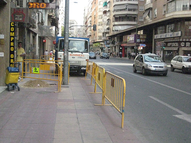 Comienzan a verse los primeros trabajos de renovación de las aceras en Gran Vía - 2, Foto 2