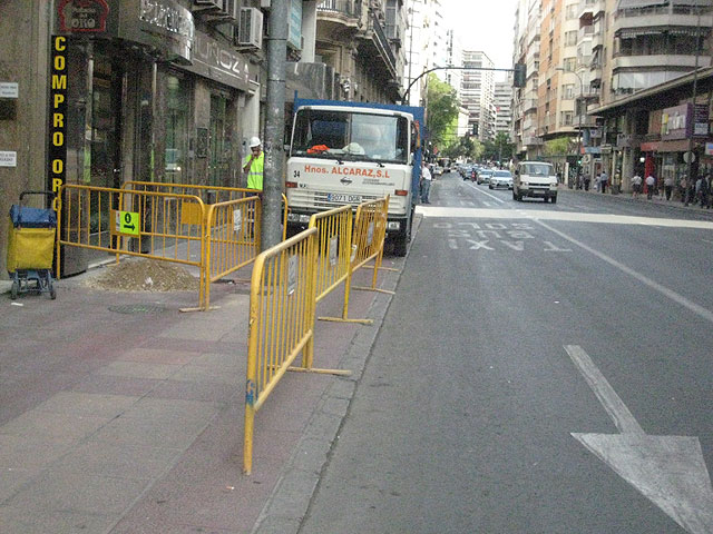 Comienzan a verse los primeros trabajos de renovación de las aceras en Gran Vía - 3, Foto 3